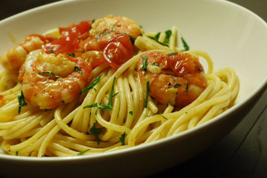 Spaghetti di farro con gamberoni e basilico