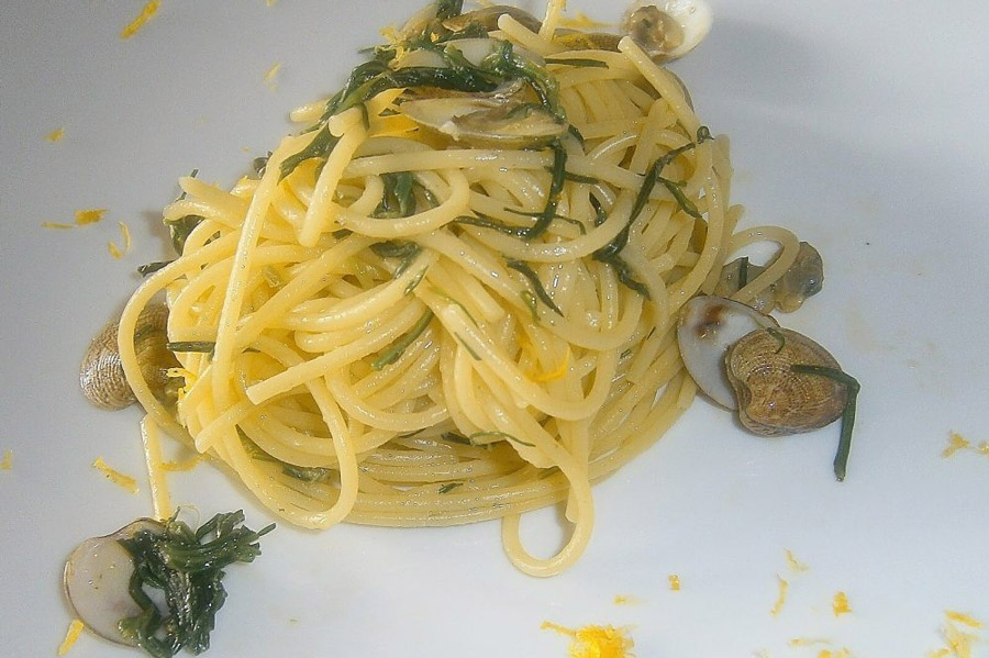 Spaghetti con le vongole al limone