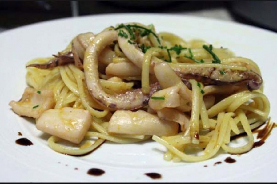 Tagliolini bianchi e neri con totani e patate