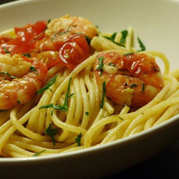 Spaghetti di farro con gamberoni e basilico