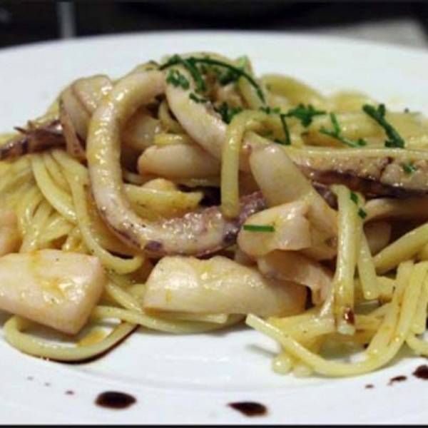 Tagliolini bianchi e neri con totani e patate
